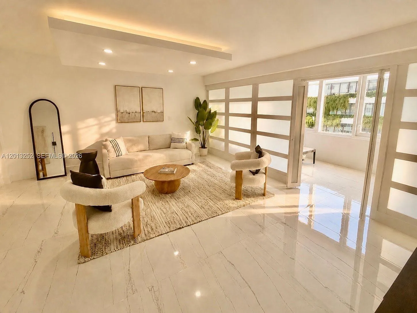 Roney Palace Condo — Photo 2