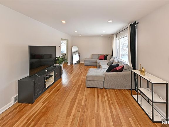 4th image of 262 Spring Valley Ave