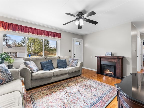 4th image of 64 Rochford Cir