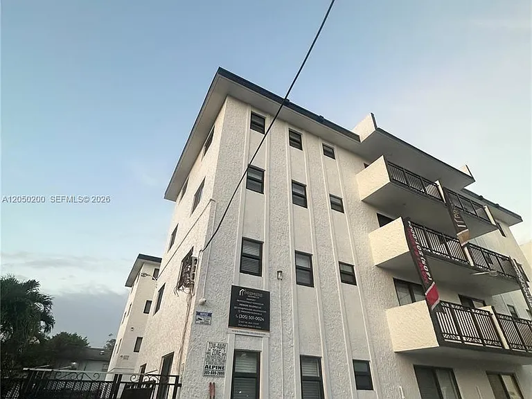 529 SW 4th St #301 — Photo 32