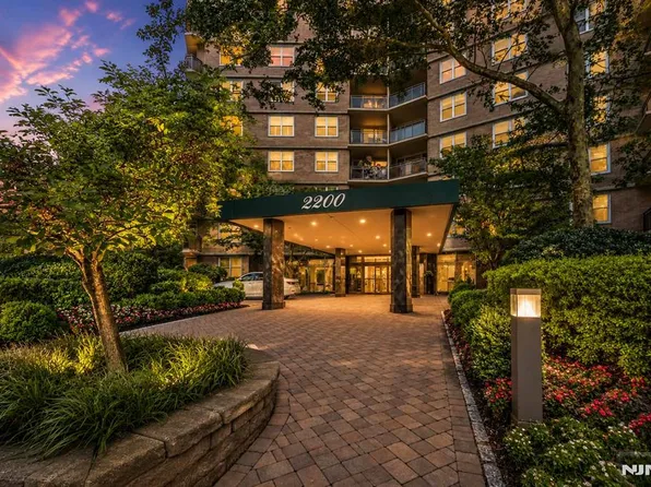 2200 N Central Rd APT 14W, Fort Lee, NJ 07024