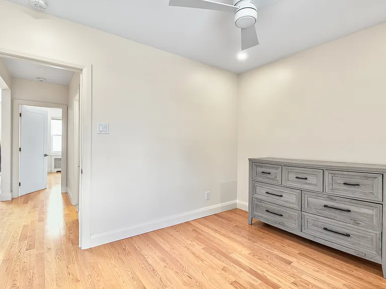 371 Churchill Ave N — Photo 12