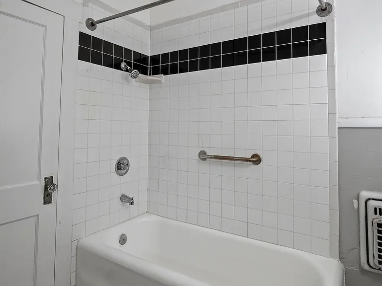 1044 W Mistletoe Ave #4 — Photo 4