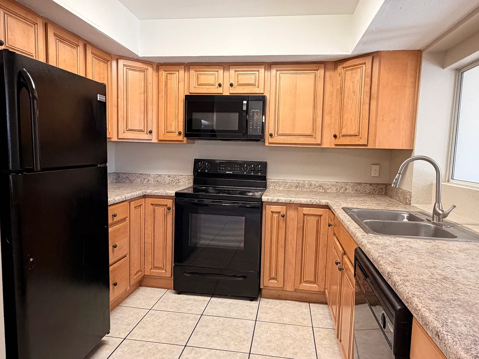 3 bed, 1257 sqft, $1,950 — Photo 2