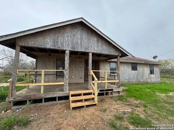 606 E AVENUE J, Christine, TX 78012