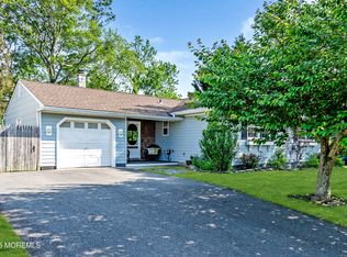 2 Saratoga Lake Dr, Little Egg Harbor, NJ 08087