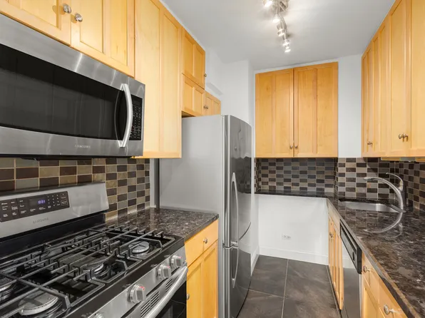 345 East 69th Street 8E image 3 of 9