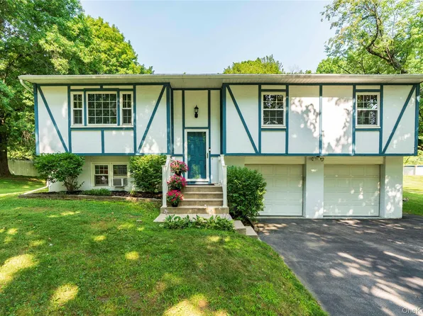 24 S Gate Dr, Poughkeepsie, NY 12601