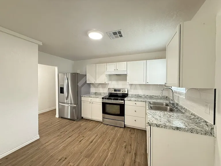2902 Woodcliffe St — Photo 3