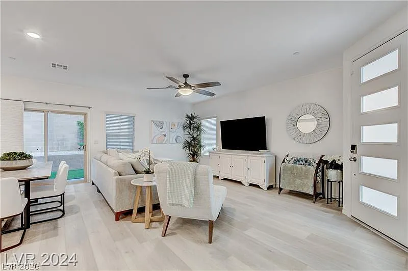 3 bed, 2.5 bath, 1640 sqft, $3,050 — Photo 4