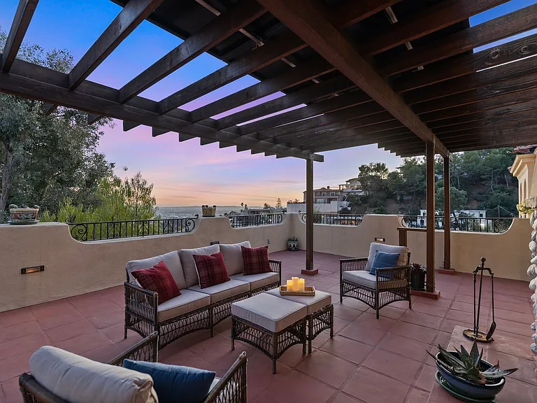 2856 Glendower Ave — Photo 23