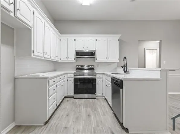 300 Moore Creek Rd, Hurst, TX 76053