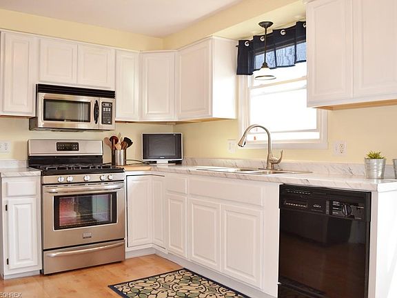 3rd image of 5533 Pond Ct