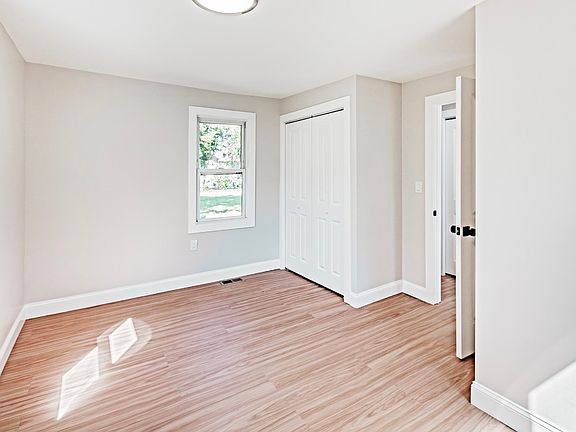 3rd image of 13 Broad St