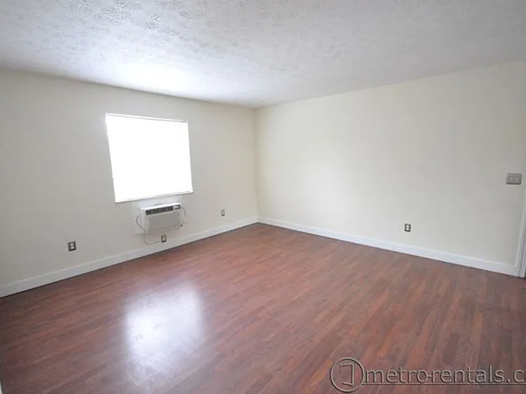 188-190 E Kinnear Aly #192 — Photo 4