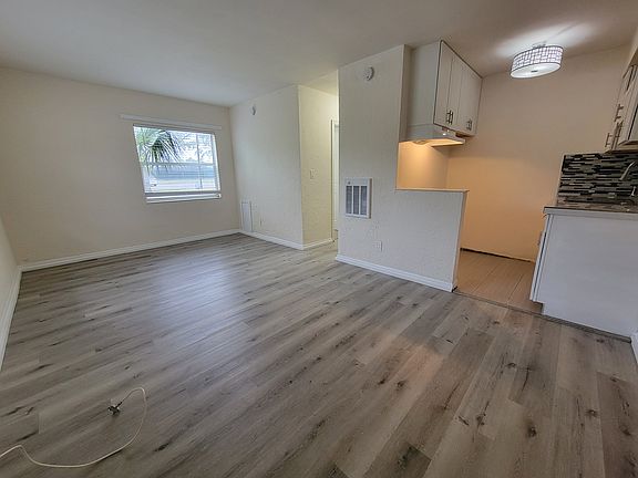 5th image of 601 18th Ave S #2