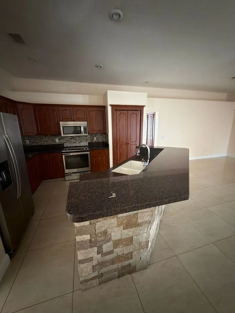 4-bedroom Pool Home - 1376 Shelter Rock Rd. — Photo 3