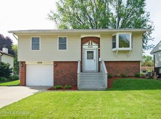 707 Ridge Cir, Streamwood, IL 60107