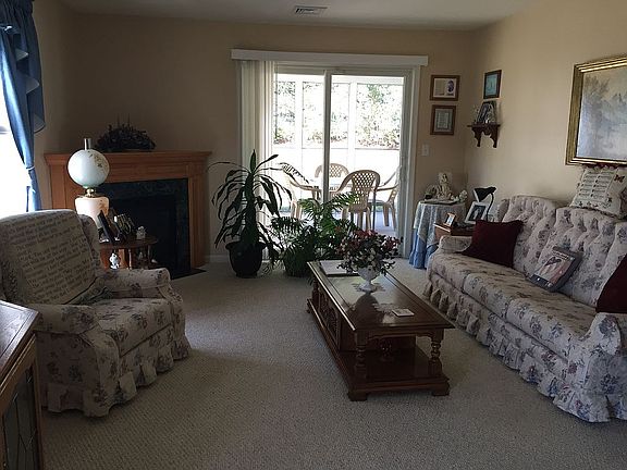Living room w/gas fireplace