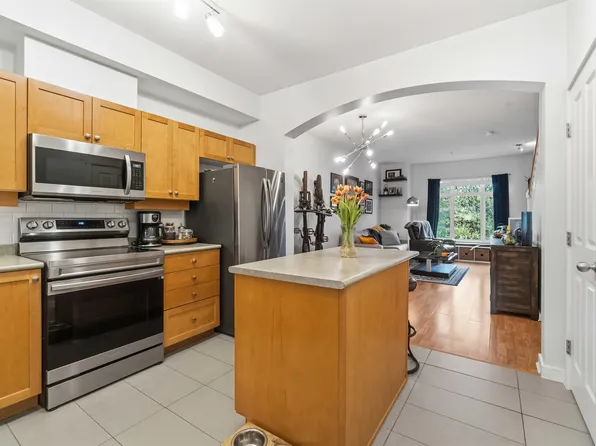 600 Park Cres #222, New Westminster, BC V3L 5W1