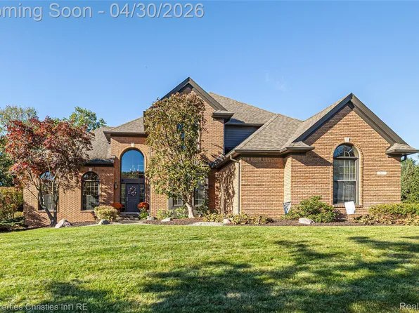 1811 Blue Grass Dr, Rochester Hills, MI 48306