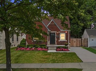 1450 Hampton Rd, Grosse Pointe Woods, MI 48236