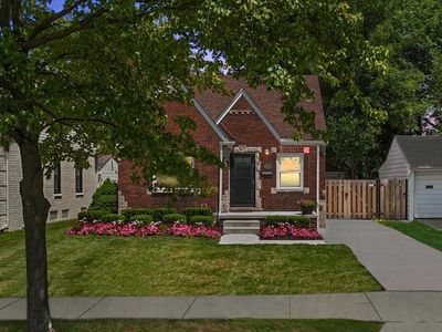 1450 Hampton Rd, Grosse Pointe Woods, MI, 48236