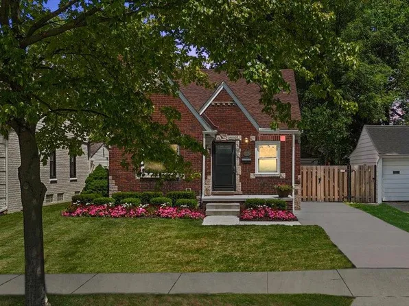 1450 Hampton Rd, Grosse Pointe Woods, MI 48236