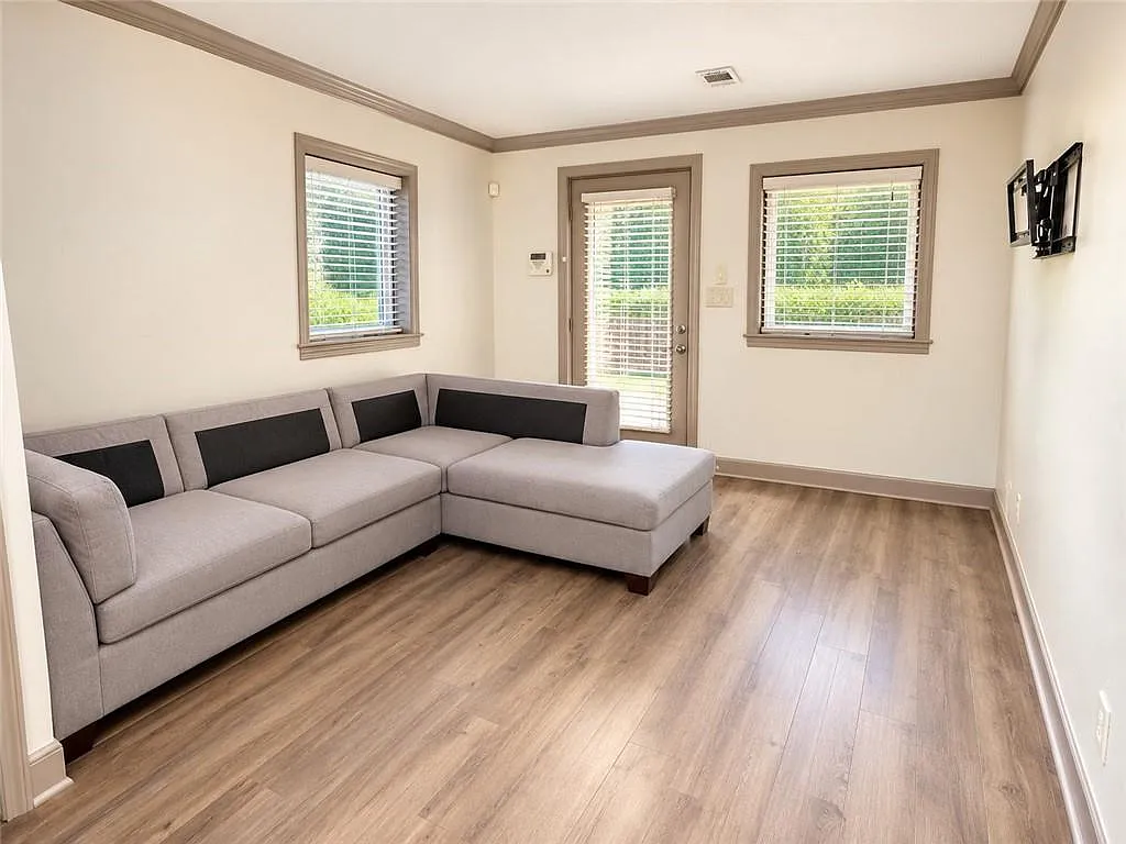 2 bed, 1.0 bath, 2002 sqft, $1,550 — Photo 2