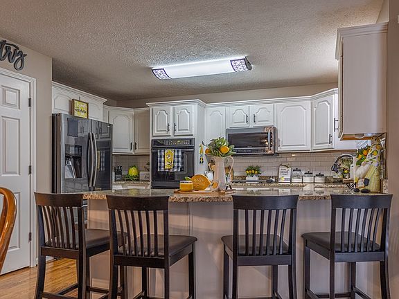 3rd image of 116 Stonehenge Dr