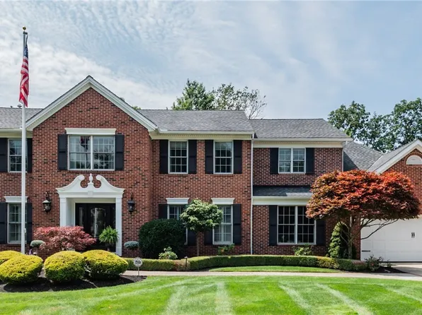 432 Sandhurst Dr, Highland Heights, OH 44143