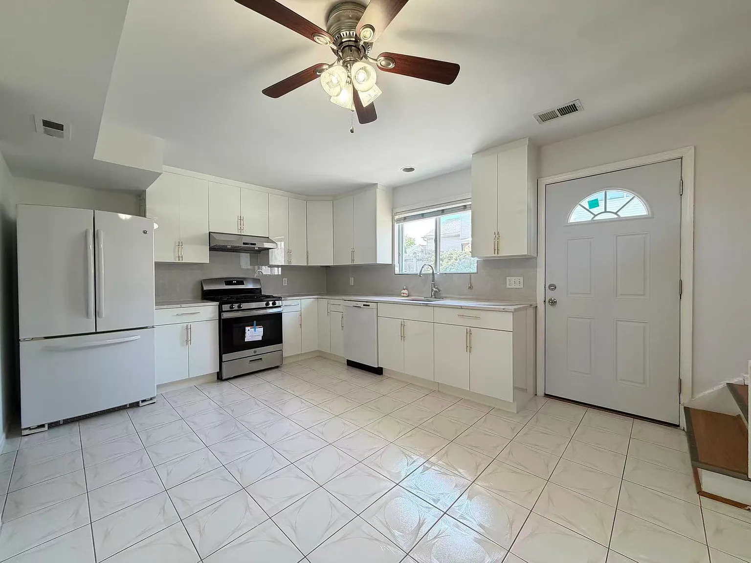 3 bed, 1.5 bath, 1408 sqft, $3,500 — Photo 3