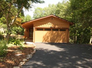 284 Hickory Ct, Hartland, WI 53029