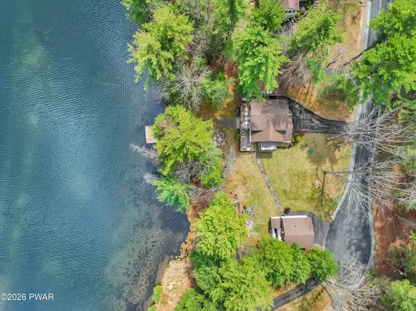 135 Hemlock Point Ct, Hawley, PA 18428