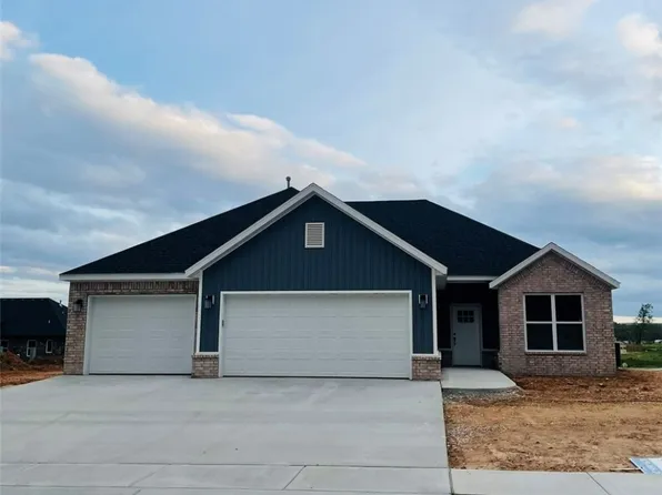841 E Buchanan St, Prairie Grove, AR 72753