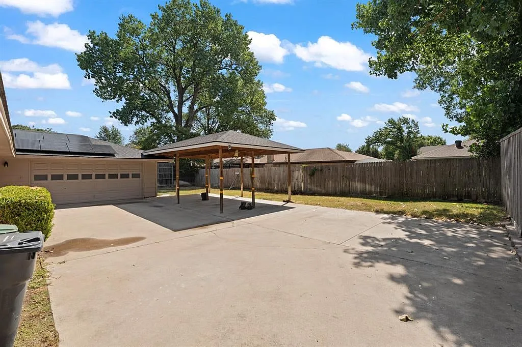 4 bed, 2.5 bath, 2344 sqft, $2,800 — Photo 4
