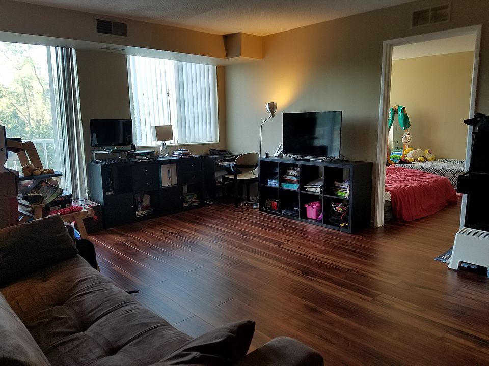 2nd image of 150 W Saint Charles Rd