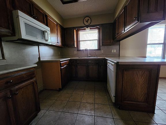 3rd image of 3426 Cedarhill Dr