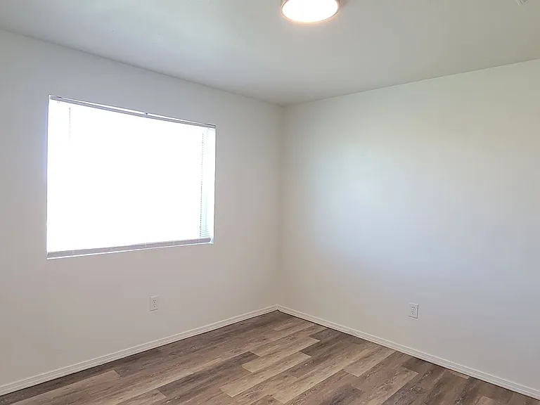 3205 N Main St — Photo 11