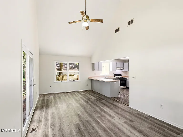 1305 Marshall St — Photo 4