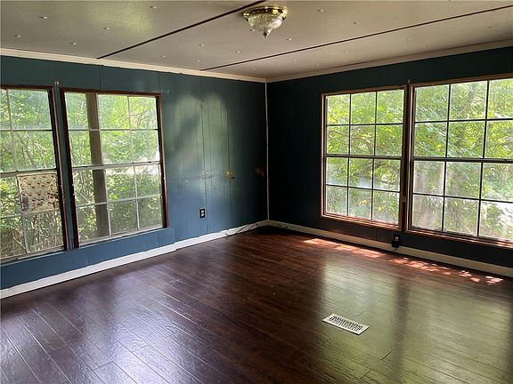 3rd image of 502 Combs Ave