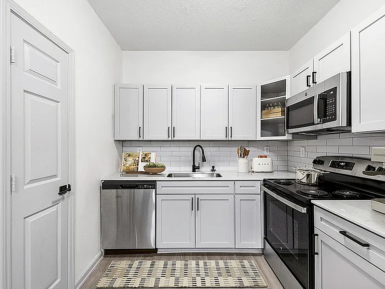 2x1 1087 sqft B1U - Kitchen_001