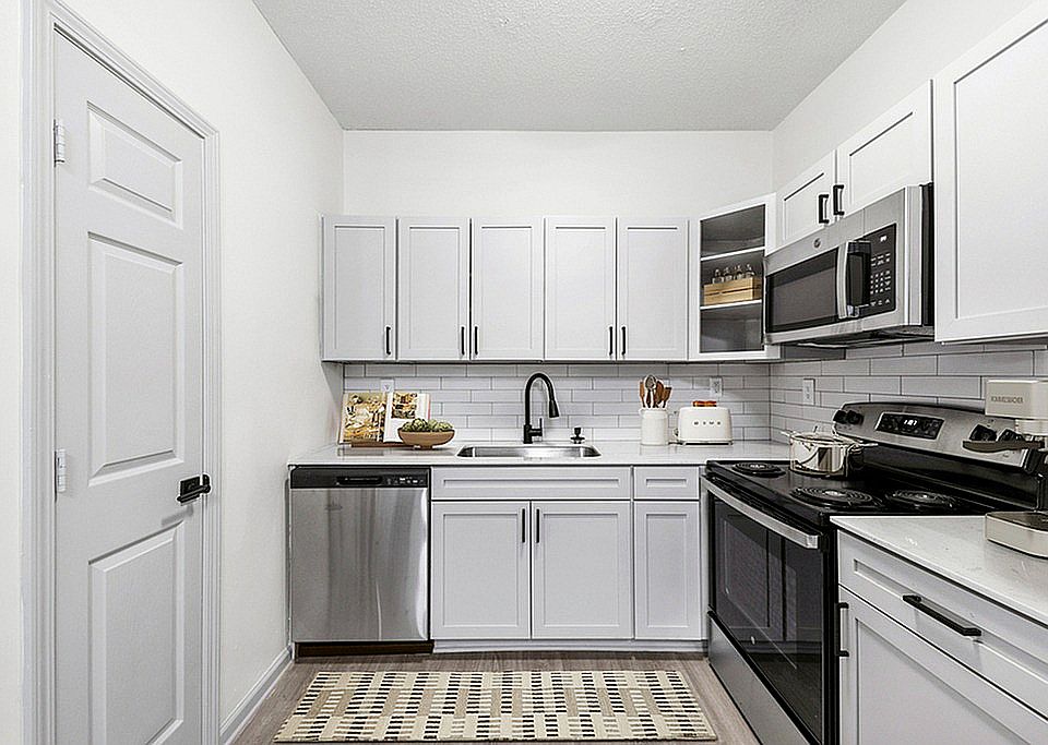 2x1 1087 sqft B1U - Kitchen_001