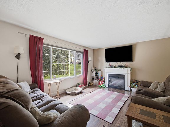 3rd image of 7 Coolview Ln