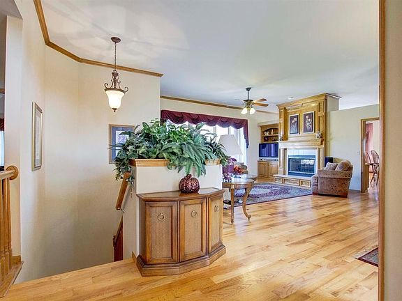 3rd image of 640 N Glendevon Ct
