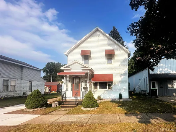 1017 River Ave, Iron Mountain, MI 49801