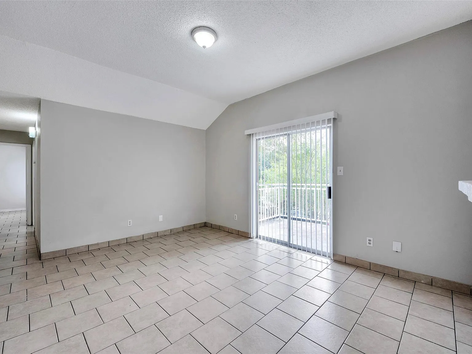2 bed, 1.0 bath, 1002 sqft, $1,000 — Photo 3