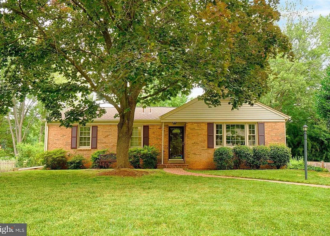 5 bed, 2.5 bath, 3200 sqft, $3,400 — Photo 1