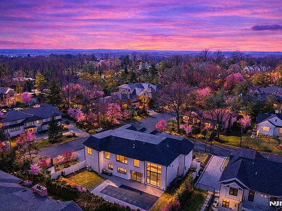 4th image of 2 Maple St