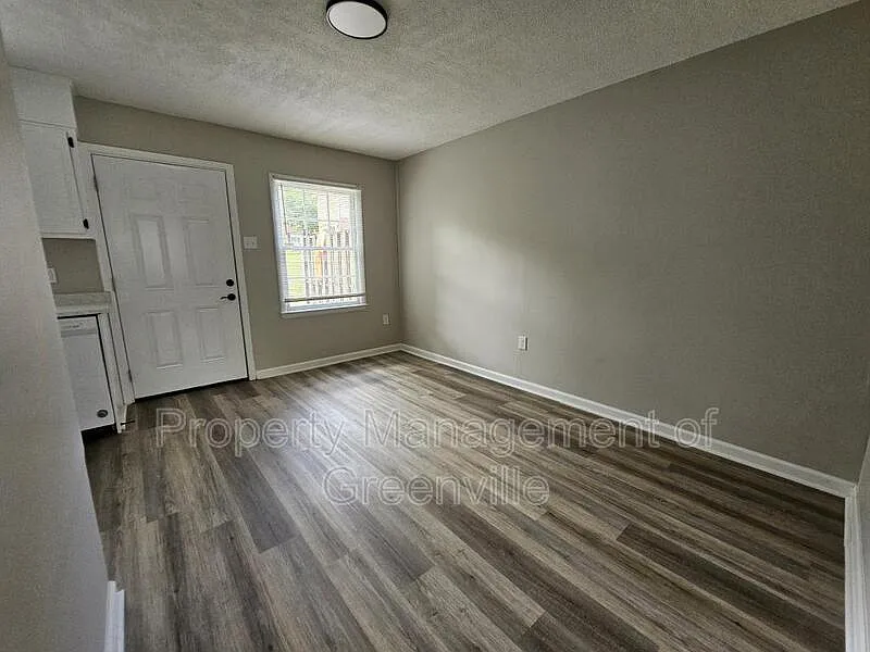 3 bed, 1.5 bath, 1340 sqft, $1,075 — Photo 4